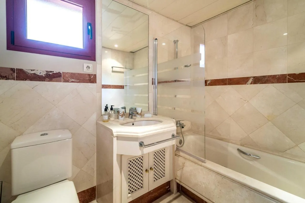 Luxury Spacious Penthouse & Garage 150M To Beach Marbella